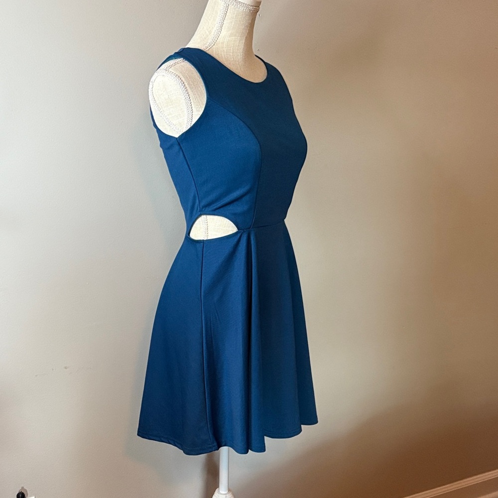 Chic Sleeveless Navy Dress - Picture 3 of 9